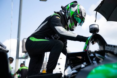 Arrecifes, Arrecifes 'in AGUSTIN HUGO CANAPINO (R) (78), Arjantin, Newtown IA' daki Iowa Speedway 'de HyVee Indycar Weekend antrenmanı öncesinde çukur yoluna çıkıyor..