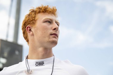 Göteborg, İsveç 'ten RASMUS LINDH (76) (R) (Newtown IA' daki Iowa Speedway 'de HyVee Indycar Weekend elemelerine katılmadan önce pit road' a oturmuş..