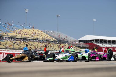 Payette, Idaho 'dan STING RAY ROBB (R) (51), Newtown IA' daki Iowa Speedway 'de HyVee Indycar hafta sonu elemelerine katıldıktan sonra pit road' ta oturuyor..