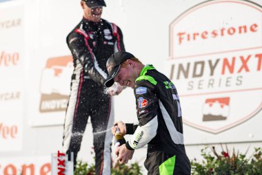 Göteborg, İsveç 'ten RASMUS LINDH (76) (R) (Newtown IA' daki Iowa Speedway 'de HyVee Indycar hafta sonu üçüncülüğünü tamamladıktan sonra podyumda kutlama yaptı..