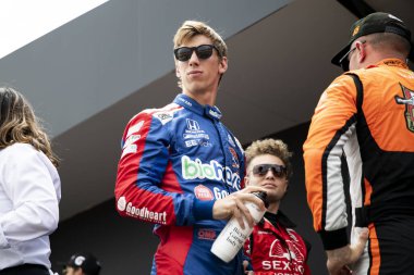 Payette, Idaho 'dan STING RAY ROBB (R) (51), Newtown IA' daki Iowa Speedway 'de HyVee Indycar hafta sonu tanıtımı öncesinde sahne arkasında dinleniyor.