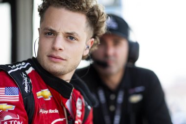 Woodbury, Connecticut 'tan SANTINO FERRUCCI (14), Newtown IA' daki Iowa Speedway 'de HyVee Indycar hafta sonu tatbikatı öncesinde pit yolu üzerinde toplanıyor..