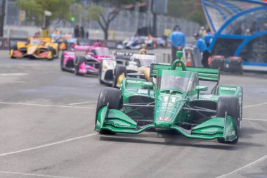 INDYCAR Serisi sürücüsü, Christchurch, Yeni Zelanda 'dan MARCUS ARMSTRONG (R) (11), Nashville TN' de bulunan Nashville sokaklarında düzenlenen Big Machine Music City Grand Prix tatbikatı sırasında dönüşler boyunca seyahat eder..