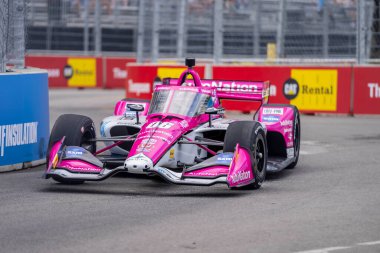 Sao Paulo, Brezilya 'dan INDYCAR Serisi sürücüsü HELIO CASTRONEVES (06), Nashville TN' de bulunan Nashville Caddelerinde düzenlenen Big Machine Music City Grand Prix tatbikatı sırasında dönüşler boyunca seyahat ediyor..