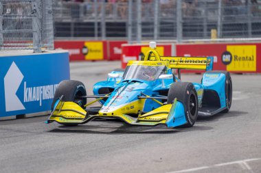 Toronto, Kanada 'dan INDYCAR Serisi sürücüsü DEVLIN DeFRANCESCO (29), Nashville TN' de bulunan Nashville Caddelerinde düzenlenen Big Machine Music City Grand Prix tatbikatı sırasında dönüşler boyunca seyahat ediyor..
