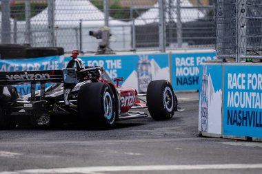 Toowoomba, Avustralya 'dan INDYCAR Serisi sürücüsü Will PowER (12), Nashville TN' deki Nashville Caddelerinde düzenlenen Big Machine Music City Grand Prix tatbikatı sırasında dönüşler boyunca seyahat eder..