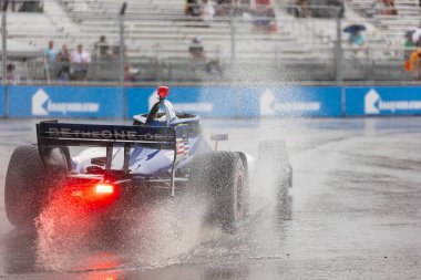 INDYCAR Serisi sürücüsü, İspanya 'nın Barselona şehrinden ALEX PALOU (10), Nashville TN' deki Sokaklar 'daki Big Machine Music City Grand Prix' inde ıslak ve tehlikeli bir tatbikat sırasında virajlardan geçer..