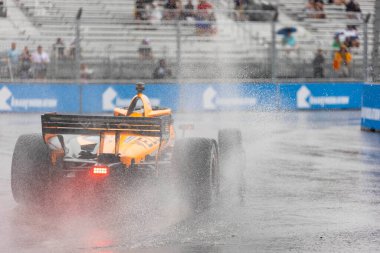 INDYCAR Serisi sürücüsü, FELIX ROSENQVIST (6), Nashville, TN 'de Nashville Caddelerindeki Big Machine Music City Grand Prix' inde ıslak ve tehlikeli bir tatbikat sırasında dönüşlerde seyahat eder..