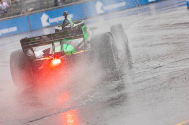 INDYCAR Serisi sürücüsü, Cambridge, Cambridgeshire, İngiltere 'den CALLUM ILOTT (77), Nashville, Nashville' deki Sokaklar 'daki Big Machine Music City Grand Prix' inde ıslak ve tehlikeli bir tatbikat sırasında dönüşler boyunca seyahat eder..