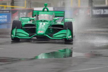 INDYCAR Serisi sürücüsü, Christchurch, Yeni Zelanda 'dan MARCUS ARMSTRONG (R) (11), Nashville' de Nashville Caddelerinde düzenlenen Big Machine Music City Grand Prix için ıslak ve tehlikeli bir uygulama oturumunda dönüşler boyunca seyahat eder..