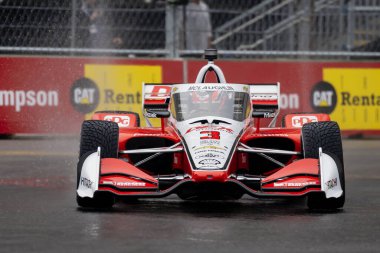 INDYCAR Serisi sürücüsü, Christchurch, Yeni Zelanda 'dan SCOTT MCLaughLIN (3), Nashville, Nashville' de düzenlenen Big Machine Music City Grand Prix 'inde ıslak ve tehlikeli bir tatbikat sırasında dönüşler boyunca seyahat eder..