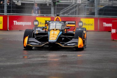 INDYCAR Serisi sürücüsü, PATO OWARD (5), Nashville, TN 'deki Büyük Makine Müzik Şehri Grand Prix' sinde ıslak ve tehlikeli bir tatbikat sırasında virajlardan geçer..