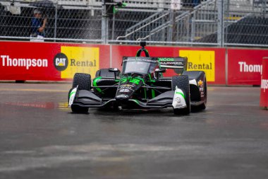 INDYCAR Serisi sürücüsü, AGUSTIN HUGO CANAPINO (R) (78) Arrecifes, Arjantin, Nashville 'de Nashville Caddeleri' nde düzenlenen Big Machine Music City Grand Prix için ıslak ve tehlikeli bir tatbikat sırasında dönüşler boyunca seyahat eder..