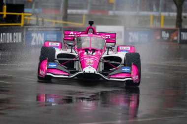 Sao Paulo, Brezilya 'dan INDYCAR Serisi sürücüsü HELIO CASTRONEVES (06), Nashville, Nashville' deki Sokaklar 'daki Big Machine Music City Grand Prix' inde ıslak ve tehlikeli bir tatbikat sırasında virajlardan geçer..