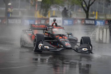 InDYCAR Serisi sürücüsü, Hedensted, Danimarka 'dan Christian LUNGAARD (45), Nashville, Nashville' deki Sokaklar 'daki Big Machine Music City Grand Prix' inde ıslak ve tehlikeli bir tatbikat sırasında virajlardan geçer..