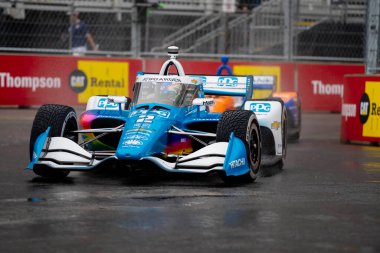 Nashville, Tennessee 'den INDYCAR Serisi sürücüsü JOSEF NEWGARDEN (2), Nashville, TN' deki Nashville Caddelerinde düzenlenen Big Machine Music City Grand Prix için ıslak ve tehlikeli bir tatbikat sırasında dönüşler boyunca seyahat eder..