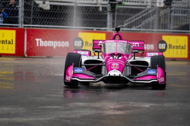 Sao Paulo, Brezilya 'dan INDYCAR Serisi sürücüsü HELIO CASTRONEVES (06), Nashville, Nashville' deki Sokaklar 'daki Big Machine Music City Grand Prix' inde ıslak ve tehlikeli bir tatbikat sırasında virajlardan geçer..