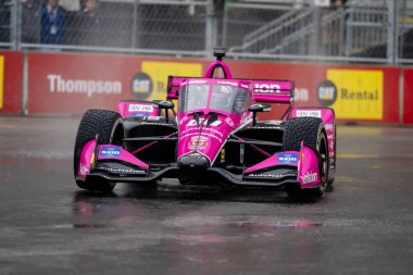 INDYCAR Serisi sürücüsü, LINUS LUNDQVIST (R) (60) (Stockholm, İsveç), Nashville 'de Nashville sokaklarında düzenlenen Big Machine Music City Grand Prix için ıslak ve tehlikeli bir tatbikat sırasında dönüşler boyunca seyahat eder..