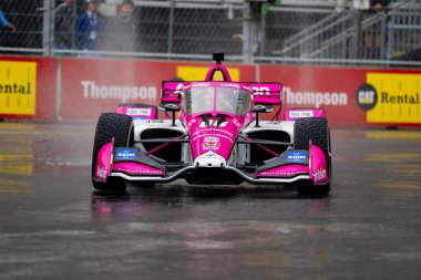 Sao Paulo, Brezilya 'dan INDYCAR Serisi sürücüsü HELIO CASTRONEVES (06), Nashville, Nashville' deki Sokaklar 'daki Big Machine Music City Grand Prix' inde ıslak ve tehlikeli bir tatbikat sırasında virajlardan geçer..