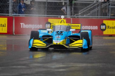 Toronto, Kanada 'dan INDYCAR Serisi sürücüsü DEVLIN DeFRANCESCO (29), Nashville TN' deki Sokak 'ta düzenlenen Big Machine Music City Grand Prix' inde ıslak ve tehlikeli bir tatbikat sırasında virajlardan geçer..