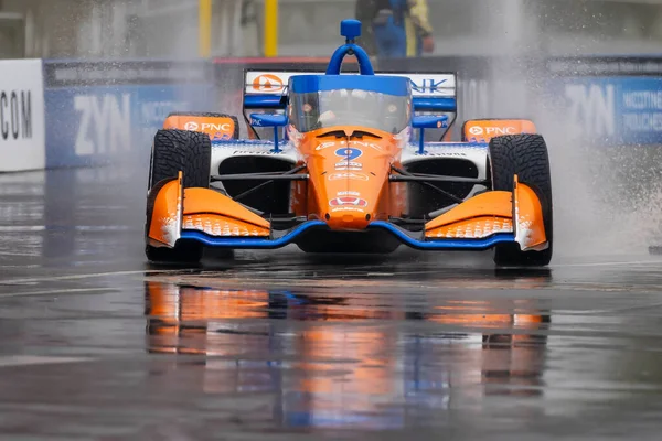 INDYCAR Serisi sürücüsü, Auckland, Yeni Zelanda 'dan SCOTT DIXON (9), Nashville' de Nashville sokaklarındaki Big Machine Music City Grand Prix için ıslak ve tehlikeli bir tatbikat sırasında dönüşler boyunca seyahat eder..