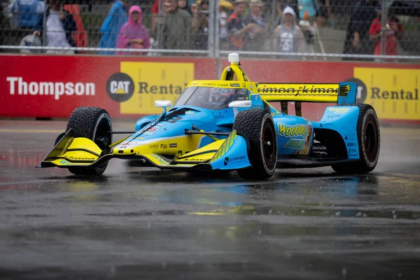 Toronto, Kanada 'dan INDYCAR Serisi sürücüsü DEVLIN DeFRANCESCO (29), Nashville TN' deki Sokak 'ta düzenlenen Big Machine Music City Grand Prix' inde ıslak ve tehlikeli bir tatbikat sırasında virajlardan geçer..