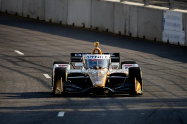 Hollanda 'nın Hoofddorp şehrinden INDYCAR Serisi sürücüsü RINUS VEEthe 21, Nashville, TN, ABD' deki Büyük Makine Müzik Şehri Grand Prix 'ine hak kazanmıştır..