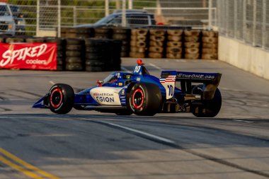 INDYCAR Serisi sürücüsü, Barcelona, İspanya 'dan ALEX PALOU (10), Nashville, TN, ABD' de bulunan Nashville caddelerinde düzenlenen Büyük Makine Müzik Şehri Grand Prix 'ine hak kazanmıştır..