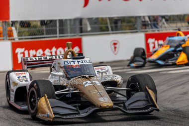 Hollanda, Hoofddorp 'tan INDYCAR Driver, RINUS VEEthe 21, Nashville TN' deki Nashville Caddelerinde düzenlenen Big Machine Music City Grand Prix sırasında virajlarda yarışır..