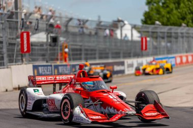 INDYCAR Driver, MARCUS ERICSSON (8), Nashville TN 'deki Nashville Caddelerinde düzenlenen Big Machine Music City Grand Prix sırasında virajlarda yarışır..
