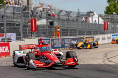 INDYCAR Driver, MARCUS ERICSSON (8), Nashville TN 'deki Nashville Caddelerinde düzenlenen Big Machine Music City Grand Prix sırasında virajlarda yarışır..