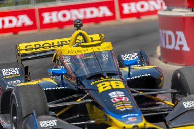 Valencia, Kaliforniya 'dan INDYCAR sürücüsü, COLTON HERTA (26), Nashville TN' deki Nashville Caddelerinde düzenlenen Big Machine Music City Grand Prix sırasında virajlarda yarışır..