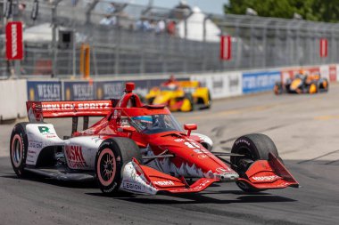 INDYCAR Driver, MARCUS ERICSSON (8), Nashville TN 'deki Nashville Caddelerinde düzenlenen Big Machine Music City Grand Prix sırasında virajlarda yarışır..