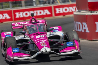 Brezilya 'nın Sao Paulo şehrinden INDYCAR Driver, HELIO CASTRONEVES (06), Nashville TN' deki Nashville sokaklarında düzenlenen Big Machine Music City Grand Prix sırasında virajlarda yarışır..