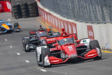 INDYCAR Driver, MARCUS ERICSSON (8), Nashville TN 'deki Nashville Caddelerinde düzenlenen Big Machine Music City Grand Prix sırasında dönüşlerde yarışıyor..