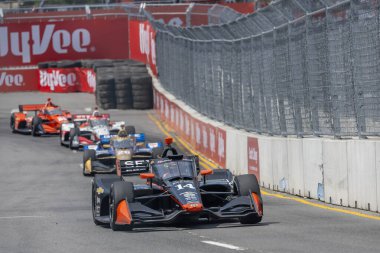 Woodbury, Connecticut 'tan INDYCAR Driver, SANTINO FERRUCCI (14), Nashville TN' deki Nashville caddelerinde düzenlenen Big Machine Music City Grand Prix sırasında virajlarda yarışır..