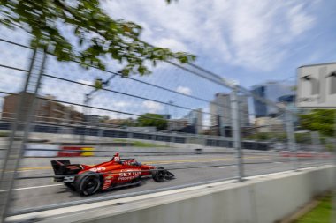 Kopenhag, Danimarka 'dan INDYCAR Driver, BENJAMIN PEDERSEN (R) (55), Nashville TN' deki Nashville Caddelerinde düzenlenen Big Machine Music City Grand Prix sırasında yarışır..