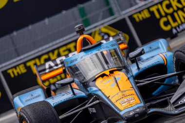 Nevada City, California 'dan INDYCAR Driver, ALEXANDER ROSSI (7), Nashville TN' deki Nashville caddelerinde düzenlenen Big Machine Music City Grand Prix sırasında virajlarda yarışır..