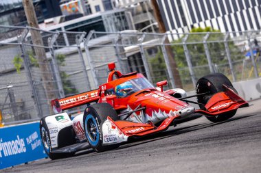 INDYCAR Driver, MARCUS ERICSSON (8), Nashville TN 'deki Nashville Caddelerinde düzenlenen Big Machine Music City Grand Prix sırasında dönüşlerde yarışıyor..