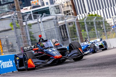 Woodbury, Connecticut 'tan INDYCAR Driver, SANTINO FERRUCCI (14), Nashville TN' deki Nashville caddelerinde düzenlenen Big Machine Music City Grand Prix sırasında virajlarda yarışır..