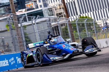 New Albany, Ohio 'dan INDYCAR sürücüsü, GRAHAM RAHAL (15), Nashville TN' deki Nashville caddelerinde düzenlenen Big Machine Music City Grand Prix sırasında virajlarda yarışıyor..