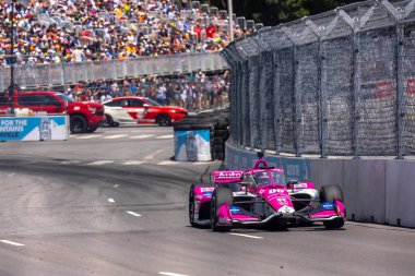 INDYCAR Driver, LINUS LUNDQVIST (R) (60) (Stockholm, İsveç), Nashville TN 'deki Nashville caddelerinde düzenlenen Big Machine Music City Grand Prix sırasında yarışır..
