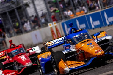 INDYCAR Driver, Auckland, Yeni Zelanda 'dan SCOTT DIXON (9), Nashville TN' deki Nashville sokaklarında düzenlenen Big Machine Music City Grand Prix sırasında virajlarda yarışır..