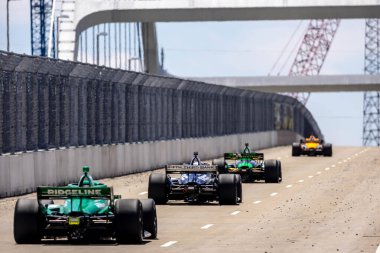 New Albany, Ohio 'dan INDYCAR sürücüsü, GRAHAM RAHAL (15), Nashville TN' deki Nashville caddelerinde düzenlenen Big Machine Music City Grand Prix sırasında virajlarda yarışıyor..