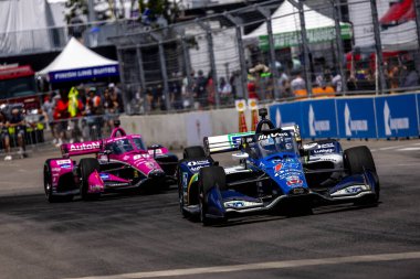 New Albany, Ohio 'dan INDYCAR sürücüsü, GRAHAM RAHAL (15), Nashville TN' deki Nashville caddelerinde düzenlenen Big Machine Music City Grand Prix sırasında virajlarda yarışıyor..