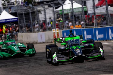 Cambridge, Cambridgeshire, İngiltere 'den INDYCAR Driver, CALLUM ILOTT (77), Nashville TN' deki Nashville Caddelerinde düzenlenen Big Machine Music City Grand Prix sırasında yarışır..