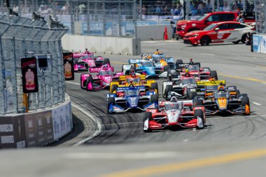 INDYCAR sahası, Nashville, TN, ABD 'deki Büyük Makine Müzik Şehri Grand Prix' si için yeşil bayrak önünde Nashville, TN, ABD.