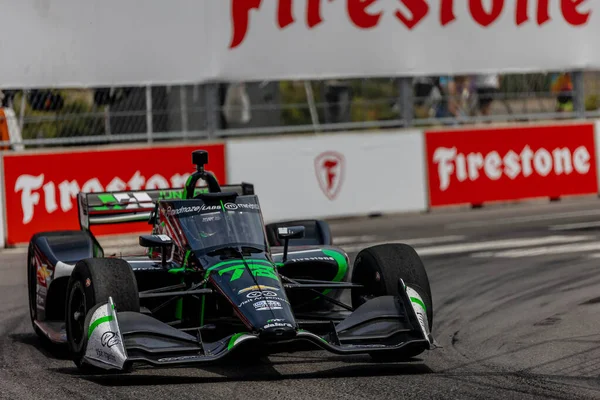 INDYCAR Driver, AGUSTIN HUGO CANAPINO (R) (78) (Arrecifes, Arjantin), Nashville TN 'deki Nashville caddelerinde düzenlenen Big Machine Music City Grand Prix sırasında virajlarda yarışır..