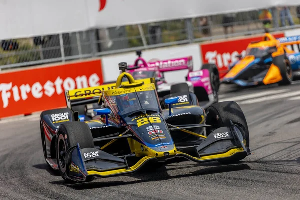 Valencia, Kaliforniya 'dan INDYCAR sürücüsü, COLTON HERTA (26), Nashville TN' deki Nashville Caddelerinde düzenlenen Big Machine Music City Grand Prix sırasında virajlarda yarışır..