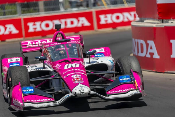 Brezilya 'nın Sao Paulo şehrinden INDYCAR Driver, HELIO CASTRONEVES (06), Nashville TN' deki Nashville sokaklarında düzenlenen Big Machine Music City Grand Prix sırasında virajlarda yarışır..